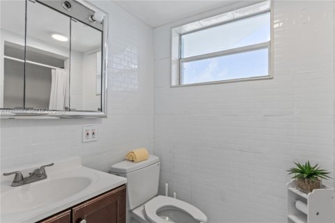 Condo in North Bay Village, Florida, 2 bedrooms  № 2040877 - photo 18