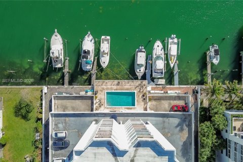 Condo in North Bay Village, Florida, 2 bedrooms  № 2040877 - photo 24