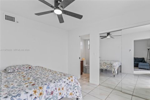 Condo in North Bay Village, Florida, 2 bedrooms  № 2040877 - photo 15