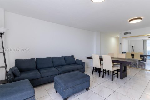 Condo in North Bay Village, Florida, 2 bedrooms  № 2040877 - photo 6