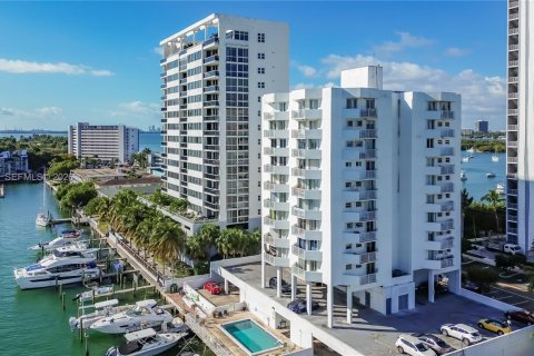 Condo in North Bay Village, Florida, 2 bedrooms  № 2040877