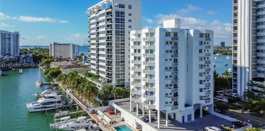 Condo in North Bay Village, Florida, 2 bedrooms  № 2040877