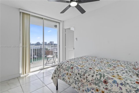 Condo in North Bay Village, Florida, 2 bedrooms  № 2040877 - photo 17