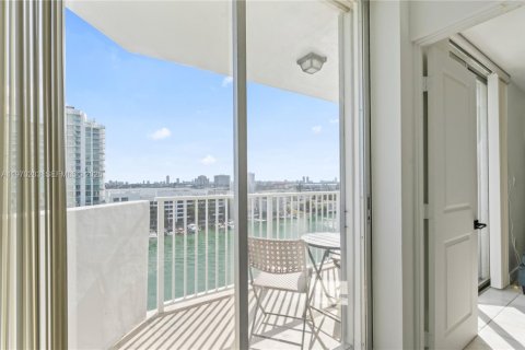 Condo in North Bay Village, Florida, 2 bedrooms  № 2040877 - photo 19