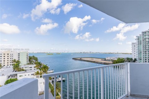 Condo in North Bay Village, Florida, 2 bedrooms  № 2040877 - photo 12