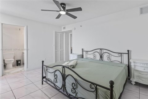 Condo in North Bay Village, Florida, 2 bedrooms  № 2040877 - photo 11