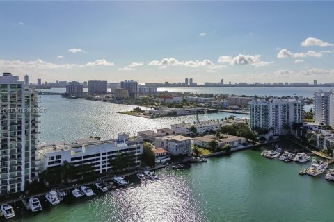 Condo in North Bay Village, Florida, 2 bedrooms  № 2040877 - photo 23