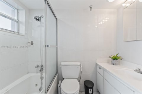 Condo in North Bay Village, Florida, 2 bedrooms  № 2040877 - photo 13