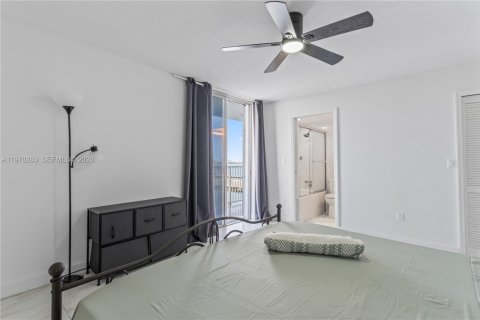 Condo in North Bay Village, Florida, 2 bedrooms  № 2040877 - photo 10