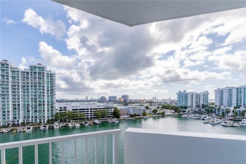 Condo in North Bay Village, Florida, 2 bedrooms  № 2040877 - photo 7