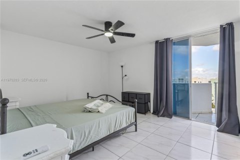 Condo in North Bay Village, Florida, 2 bedrooms  № 2040877 - photo 9