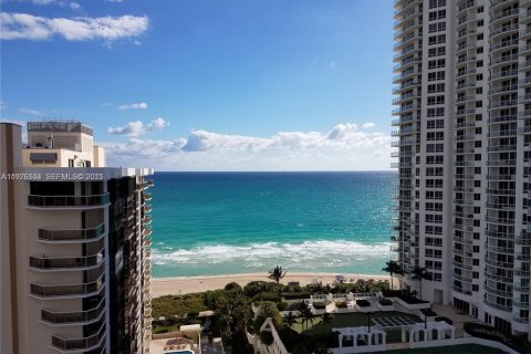 Condo in Miami Beach, Florida, 2 bedrooms № 1985864 - photo 2