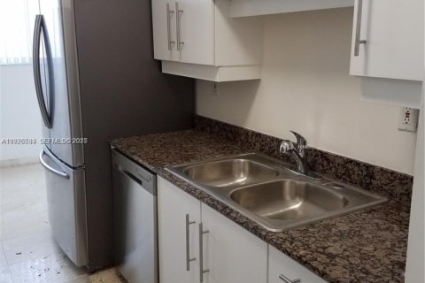 Condo in Miami Beach, Florida, 2 bedrooms № 1985864 - photo 8