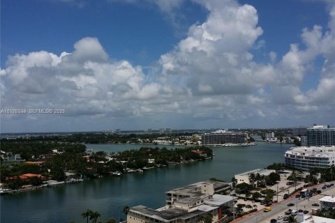 Condo in Miami Beach, Florida, 2 bedrooms № 1985864 - photo 10