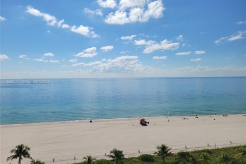 Condo in Miami Beach, Florida, 2 bedrooms № 1985864 - photo 13