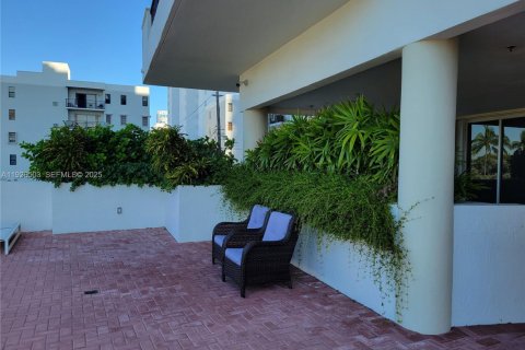 Condo in Miami Beach, Florida, 2 bedrooms № 1985864 - photo 30