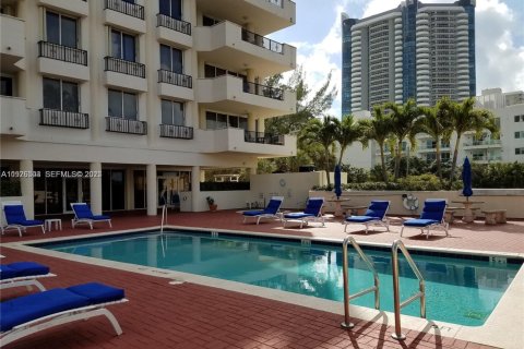 Condo in Miami Beach, Florida, 2 bedrooms № 1985864 - photo 12