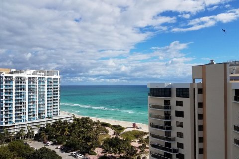 Condo in Miami Beach, Florida, 2 bedrooms № 1985864 - photo 1