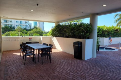 Condo in Miami Beach, Florida, 2 bedrooms № 1985864 - photo 29