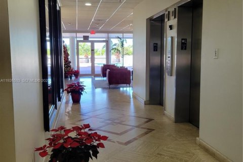 Condo in Miami Beach, Florida, 2 bedrooms № 1985864 - photo 23