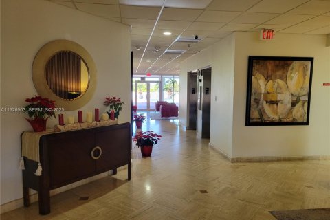 Condo in Miami Beach, Florida, 2 bedrooms № 1985864 - photo 24