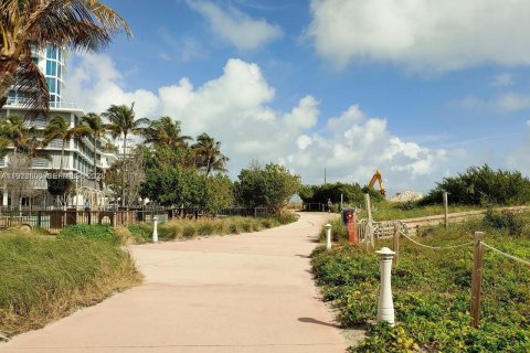 Condo in Miami Beach, Florida, 2 bedrooms № 1985864 - photo 18