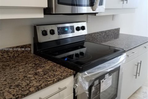 Condo in Miami Beach, Florida, 2 bedrooms № 1985864 - photo 6