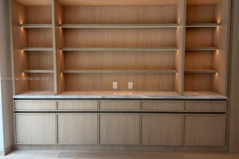 Casa en venta en Miami, Florida, 4 dormitorios, 309.18 m2 № 2033742 - foto 25