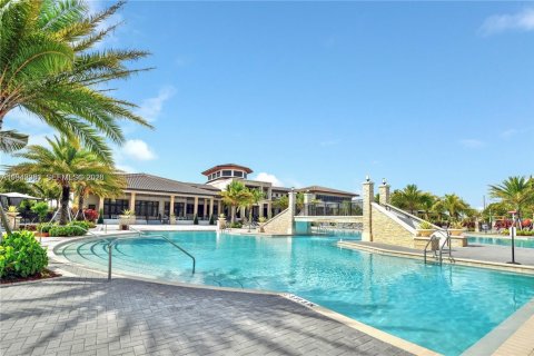 Condo in Doral, Florida, 2 bedrooms  № 1999300 - photo 10