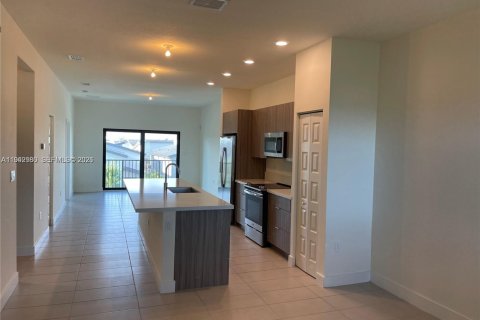 Condo in Doral, Florida, 2 bedrooms  № 1999300 - photo 2