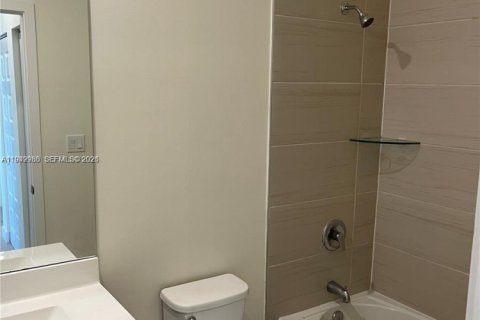 Condo in Doral, Florida, 2 bedrooms  № 1999300 - photo 8