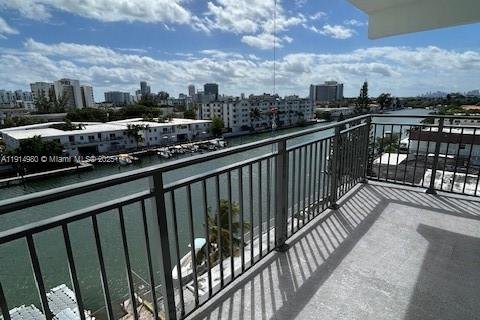 Commercial property in Miami Beach, Florida 1 bedroom, 78.13 sq.m. № 2015983 - photo 2