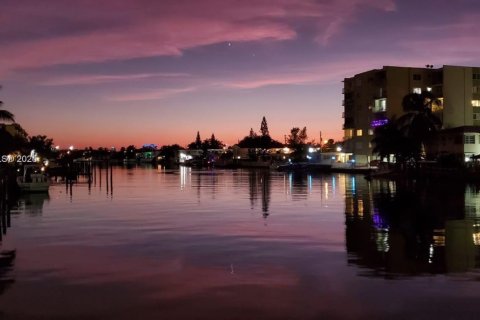 Commercial property in Miami Beach, Florida 1 bedroom, 78.13 sq.m. № 2015983 - photo 28