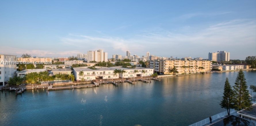 Commercial property in Miami Beach, Florida 1 bedroom, 78.13 sq.m. № 2015983