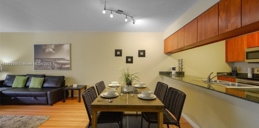 Condominio en Miami, Florida, 1 dormitorio  № 1755925
