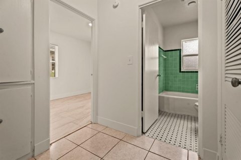 Propiedad comercial en venta en Orlando, Florida, 8 dormitorios, 293.29 m2 № 2156252 - foto 16