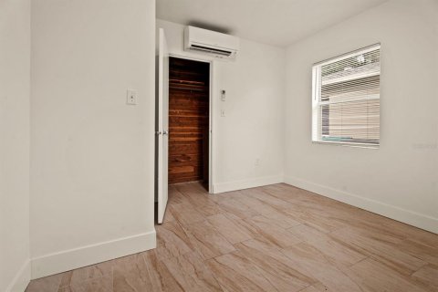 Propiedad comercial en venta en Orlando, Florida, 8 dormitorios, 293.29 m2 № 2156252 - foto 18