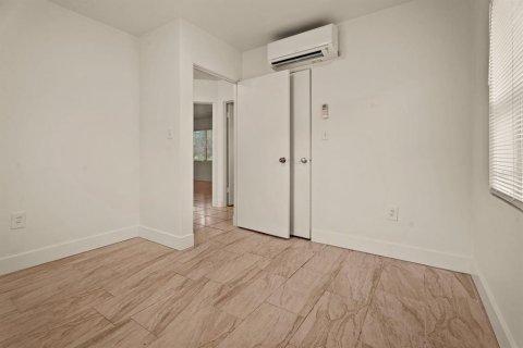 Propiedad comercial en venta en Orlando, Florida, 8 dormitorios, 293.29 m2 № 2156252 - foto 13