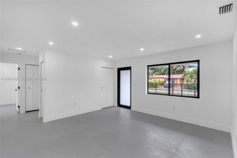 House in Miami Gardens, Florida 4 bedrooms, 172.8 sq.m. № 2254145 - photo 7