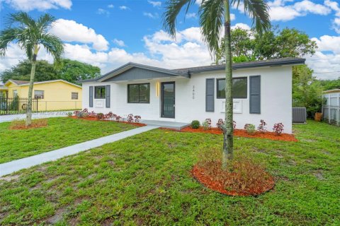 House in Miami Gardens, Florida 4 bedrooms, 172.8 sq.m. № 2254145 - photo 3