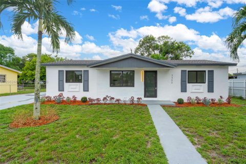 House in Miami Gardens, Florida 4 bedrooms, 172.8 sq.m. № 2254145 - photo 2
