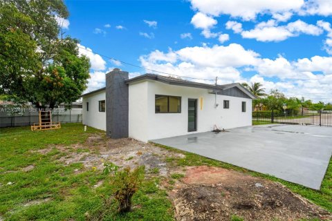 House in Miami Gardens, Florida 4 bedrooms, 172.8 sq.m. № 2254145 - photo 29