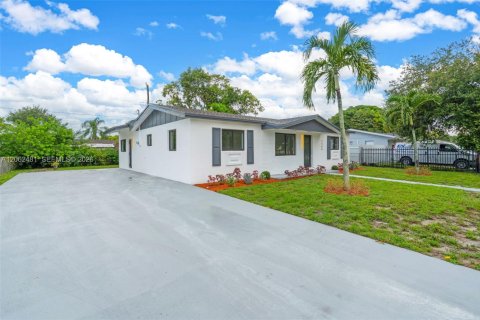 House in Miami Gardens, Florida 4 bedrooms, 172.8 sq.m. № 2254145 - photo 4
