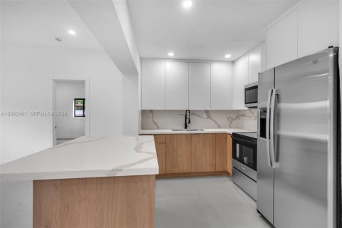 House in Miami Gardens, Florida 4 bedrooms, 172.8 sq.m. № 2254145 - photo 14