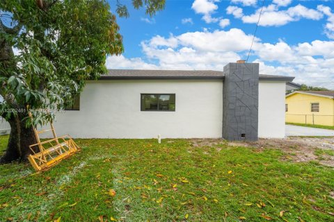 House in Miami Gardens, Florida 4 bedrooms, 172.8 sq.m. № 2254145 - photo 30
