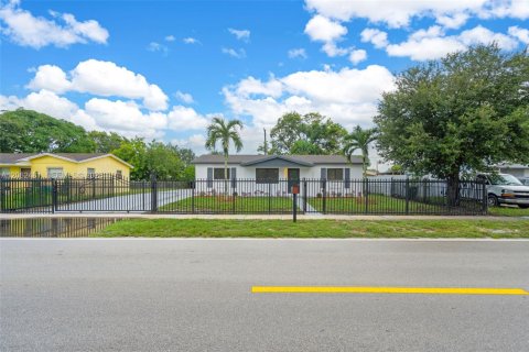 House in Miami Gardens, Florida 4 bedrooms, 172.8 sq.m. № 2254145