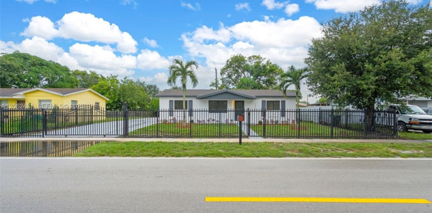 House in Miami Gardens, Florida 4 bedrooms, 172.8 sq.m. № 2254145