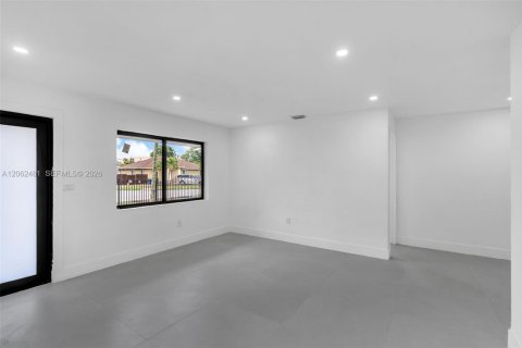 House in Miami Gardens, Florida 4 bedrooms, 172.8 sq.m. № 2254145 - photo 6