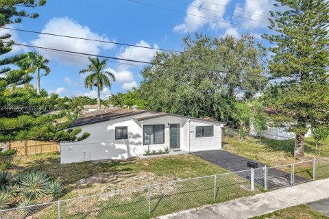 Villa ou maison à vendre à Miami Gardens, Floride: 4 chambres, 105.91 m2 № 1971693 - photo 2