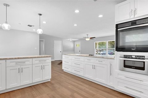 House in Altamonte Springs, Florida 3 bedrooms, 145.67 sq.m. № 2152051 - photo 15